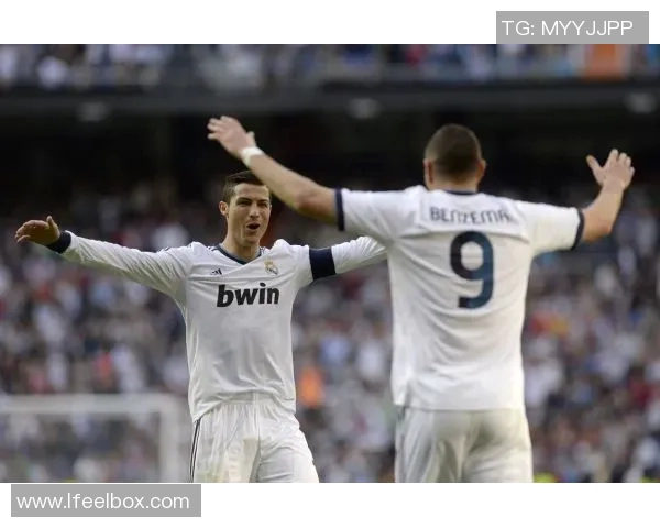 皇马主场3比1战胜比利亚雷亚尔，本泽马梅开二度，展现冠军风范